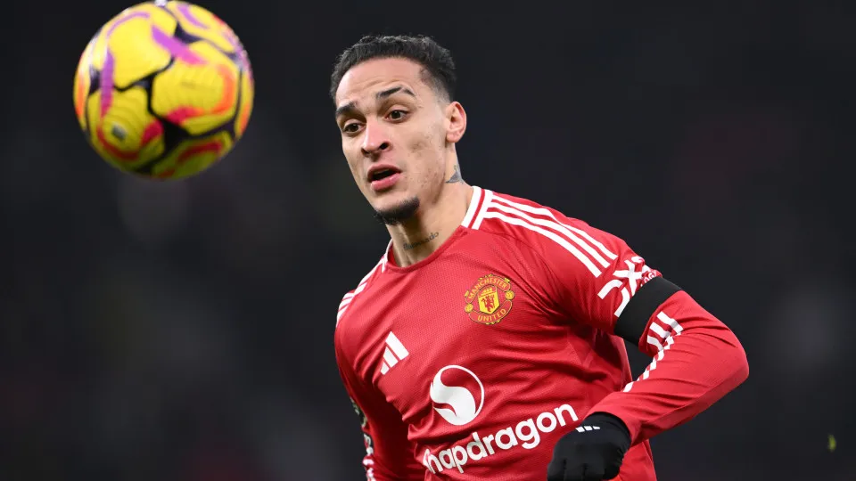 MANCHESTER, ENGLAND - JANUARY 19: Manchester United player Antony in action during the Premier League match between Manchester United FC and Brighton & Hove Albion FC at Old Trafford on January 19, 2025 in Manchester, England. (Photo by Stu Forster/Getty 