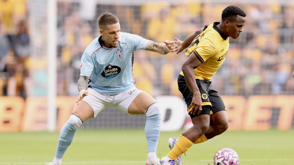 WOLVERHAMPTON, ENGLAND - AUGUST 09: Jhon Arias of Wolverhampton Wanderers is challenged by Mihailo of Celta Vigo during the pre-season friendly match between Wolverhampton Wanderers and Celta Vigo at Molineux on August 09, 2025 in Wolverhampton, England. 