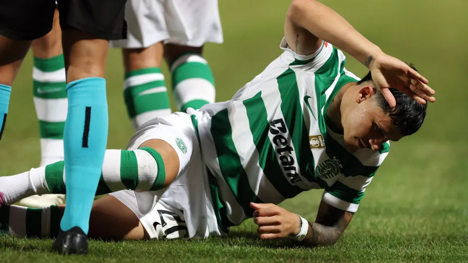 Sporting Lisbon's Uruguayan midfielder #20 Maximiliano Araujo reacts to resulting injured during the Portuguese League football match between Casa Pia AC and Sporting CP at Municipal Stadium in Rio Maior on August 8, 2025. (Photo by PATRICIA DE MELO MOREI