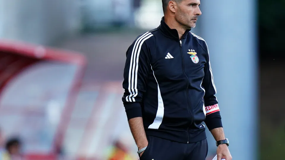 SEIXAL, PORTUGAL - APRIL 30:  Head Coach Nelson Verissimo of SL Benfica B in action during the Liga Portugal 2 Meu Super match between SL Benfica B and CD Mafra at Benfica Campus on April 30, 2025 in Seixal, Portugal.  (Photo by Gualter Fatia/Getty Images