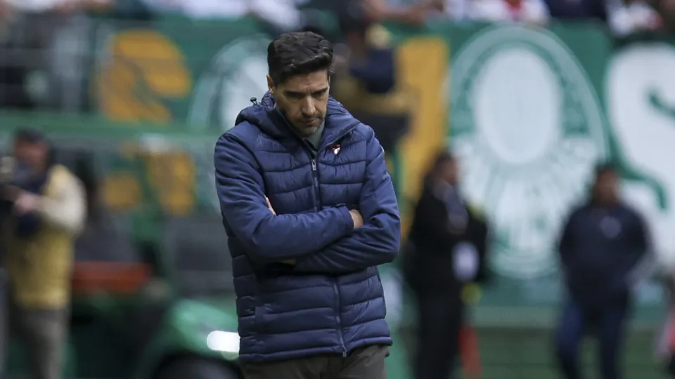 SAO PAULO, BRAZIL - AUGUST 10: Abel Ferreira head coach of Palmeiras looks on during the Brasileirao 2025 match between Palmeiras and Ceara at Allianz Parque on August 10, 2025 in Sao Paulo, Brazil. (Photo by Ricardo Moreira/Getty Images)