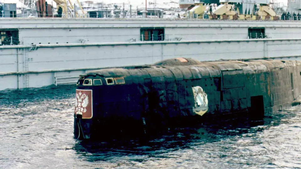 torre de comando do submarino nuclear Kursk, outubro de 2001