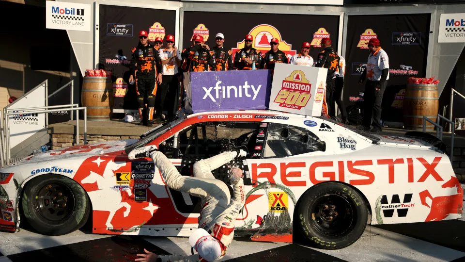 Connor Zilisch cai no Victory Lane. Chris Graythen/Getty Images