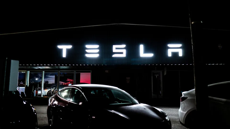 Tesla em fundo com tons negros.