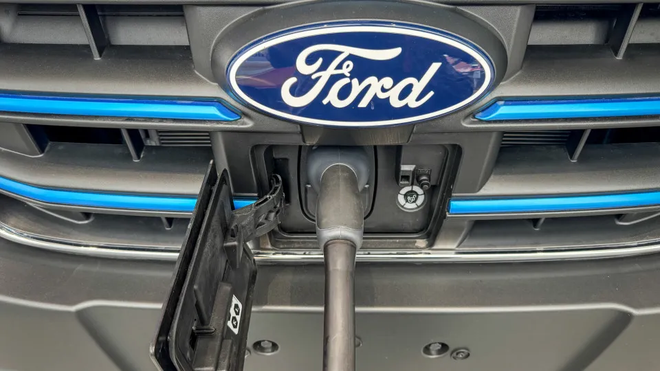 Ford elétrico a carregar, com logótipo