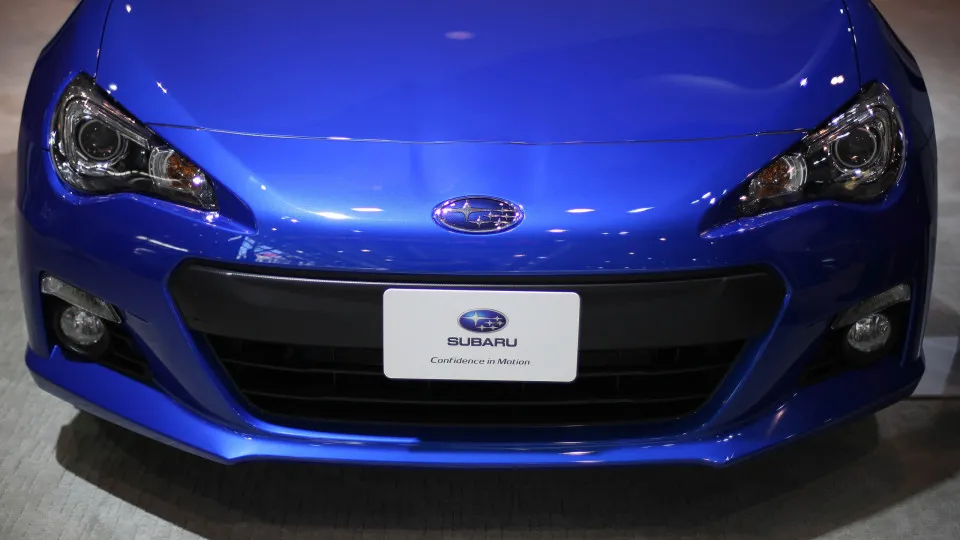 A dianteira de um Subaru BRZ
