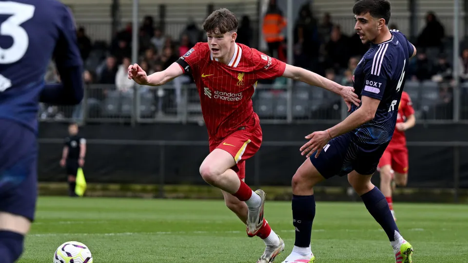 KIRKBY, ENGLAND - APRIL 13: (THE SUN OUT, THE SUN ON SUNDAY OUT) James McConnell of Liverpool and Diogo Monteiro of Leeds United in action during the PL2 game at AXA Training Centre on April 13, 2025 in Kirkby, England.  (Photo by Nick Taylor/Liverpool FC