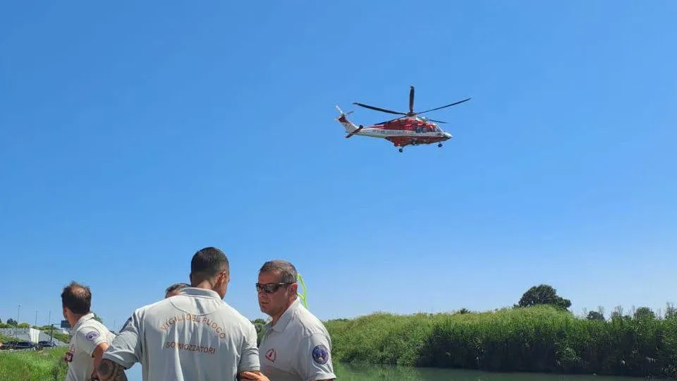 Menino de 5 anos resgatado com vida dentro de carro submerso em Itália