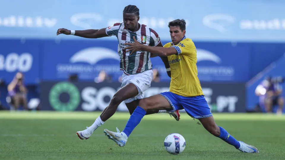 ESTORIL, PORTUGAL - AUGUST 11: Sidny Cabral of CF Estrela da Amadora (L) vies with Tiago Parente of GD Estoril Praia (R) for the ball possession during the Primeira Liga match between GD Estoril Praia and CF Estrela da Amadora at Estadio Antonio Coimbra d