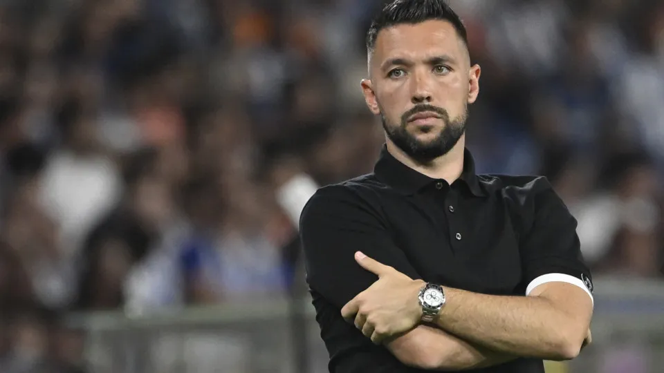 FC Porto's Italian coach Francesco Farioli is pictured during the Portuguese League football match between FC Porto and Vitoria Guimaraes SC at Dragao stadium in Porto on August 11, 2025. (Photo by MIGUEL RIOPA / AFP) (Photo by MIGUEL RIOPA/AFP via Getty 