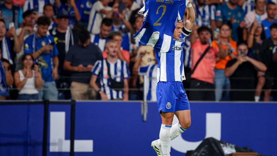 PORTO, PORTUGAL - AUGUST 11: Pepe of FC Porto holds up a jersey of former player Jorge Costa, who died last week, as he celebrates scoring his team's first goal during the Primeira Liga match between FC Porto and Vitória SC at Estadio do Dragao on August 