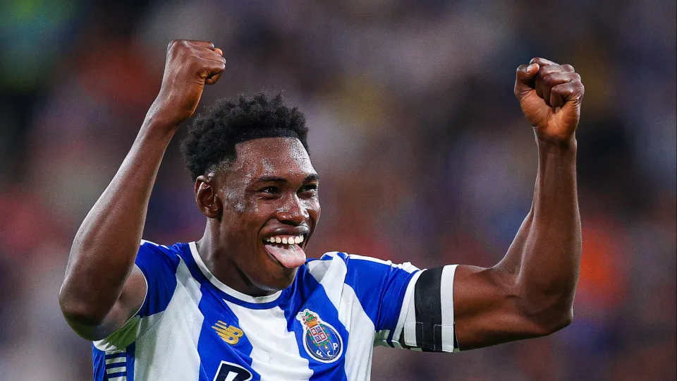 PORTO, PORTUGAL - AUGUST 11: Samu of FC Porto celebrates after scoring his team's third goal during the Primeira Liga match between FC Porto and Vitória SC at Estadio do Dragao on August 11, 2025 in Porto, Portugal. (Photo by Diogo Cardoso/Getty Images)