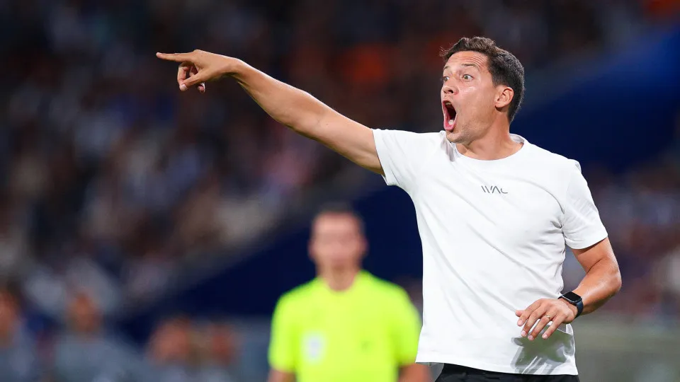PORTO, PORTUGAL - AUGUST 11: Luis Pinto, Head Coach of Vitoria SC, gestures during the Primeira Liga match between FC Porto and Vitória SC at Estadio do Dragao on August 11, 2025 in Porto, Portugal. (Photo by Diogo Cardoso/Getty Images)