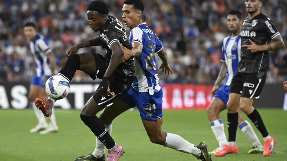 Vitoria Guimaraes' Brazilian forward #11 Gustavo Silva and FC Porto's Portuguese defender #20 Alberto Costa fight for the ball during the Portuguese League football match between FC Porto and Vitoria Guimaraes SC at Dragao stadium in Porto on August 11, 2