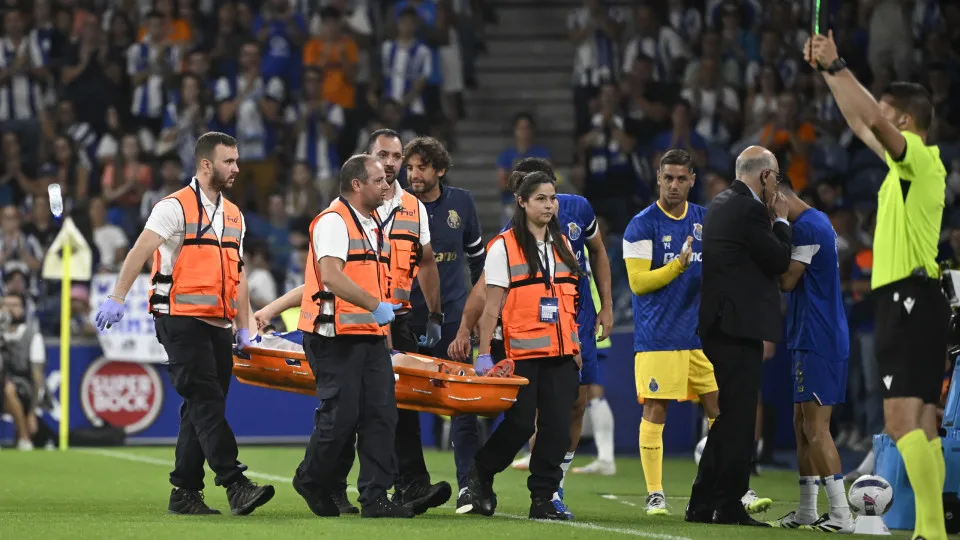 FC Porto's Portuguese defender #52 Martim Fernandes is carried on a stretcher after resulting injuried during the Portuguese League football match between FC Porto and Vitoria Guimaraes SC at Dragao stadium in Porto on August 11, 2025. (Photo by MIGUEL RI