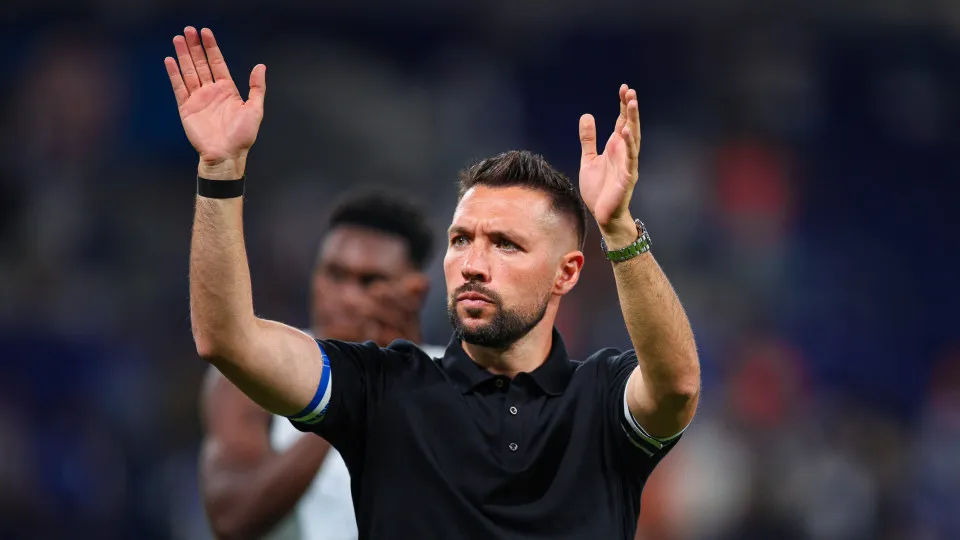 PORTO, PORTUGAL - AUGUST 11: Francesco Farioli, Head Coach of FC Porto, gestures during the Primeira Liga match between FC Porto and Vitória SC at Estadio do Dragao on August 11, 2025 in Porto, Portugal. (Photo by Diogo Cardoso/Getty Images)