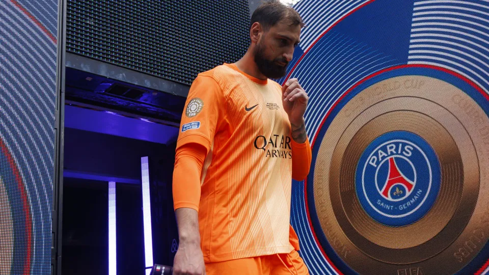 EAST RUTHERFORD, NEW JERSEY - JULY 13: Goalkeeper Gianluigi Donnarumma of Paris Saint-Germain getting into the field prior to the FIFA Club World Cup 2025 final match between Chelsea FC and Paris Saint-Germain at MetLife Stadium on July 13, 2025 in East R