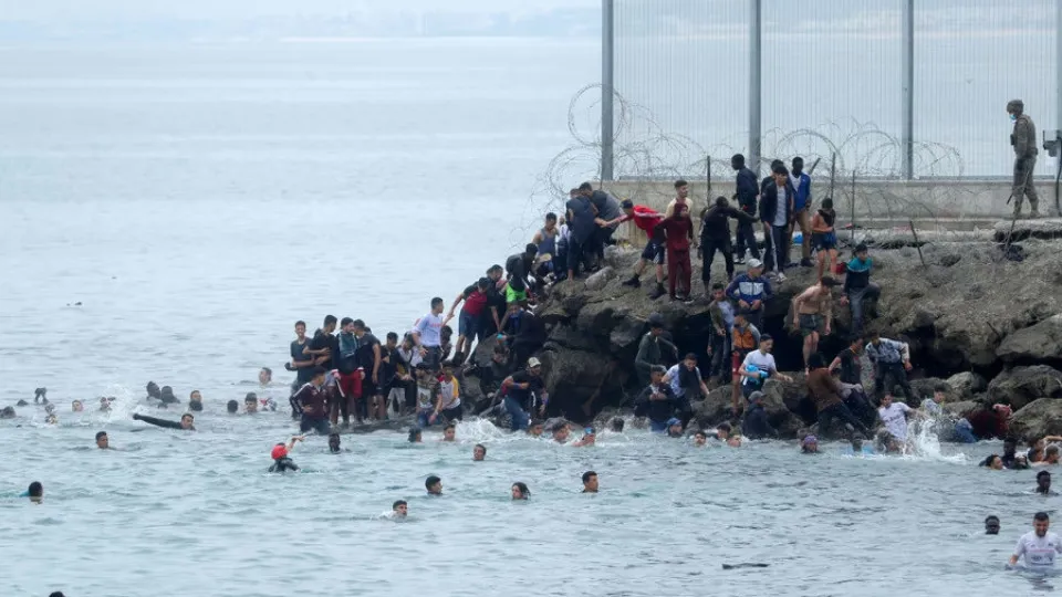 Migrantes nadam até Ceuta