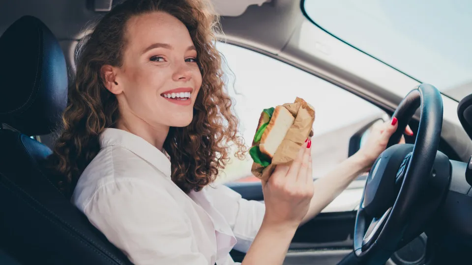 Comer no carro
