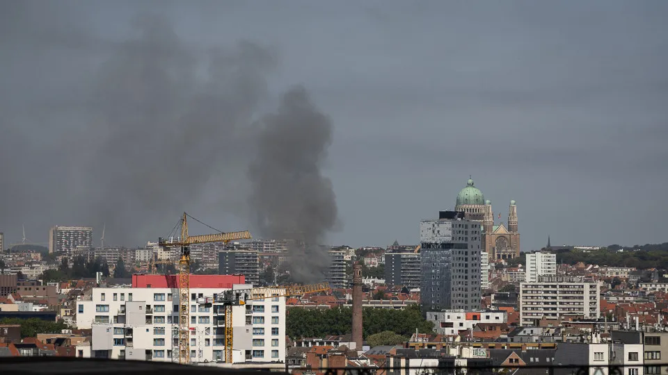 Metro interrompido em Bruxelas devido a incêndio 