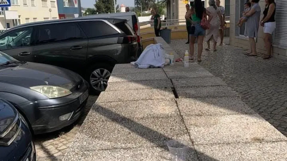 Mulher dá à luz na rua no Carregado