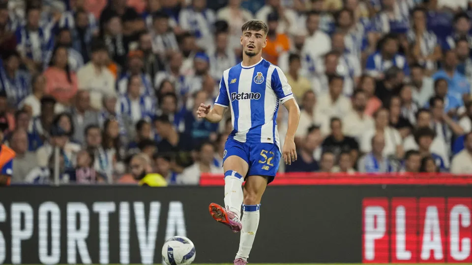 PORTO, PORTUGAL - AUGUST 11: Martim Fernandes of FC Porto passes the ball during the Primeira Liga match between FC Porto and Vitoria SC at Estadio do Dragao on August 11, 2025 in Porto, Portugal. (Photo by Pedro Loureiro/Eurasia Sport Images/Getty Images