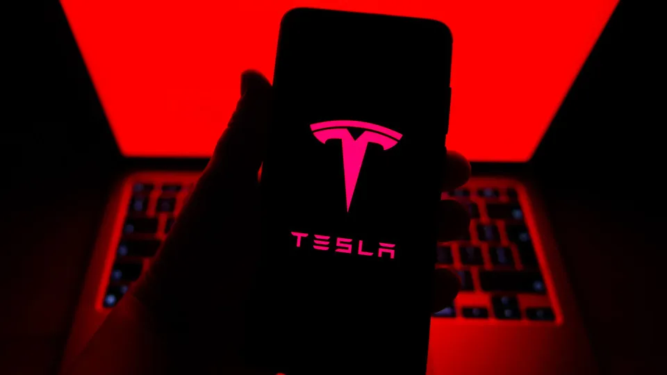 Logótipo Tesla num telemóvel.
