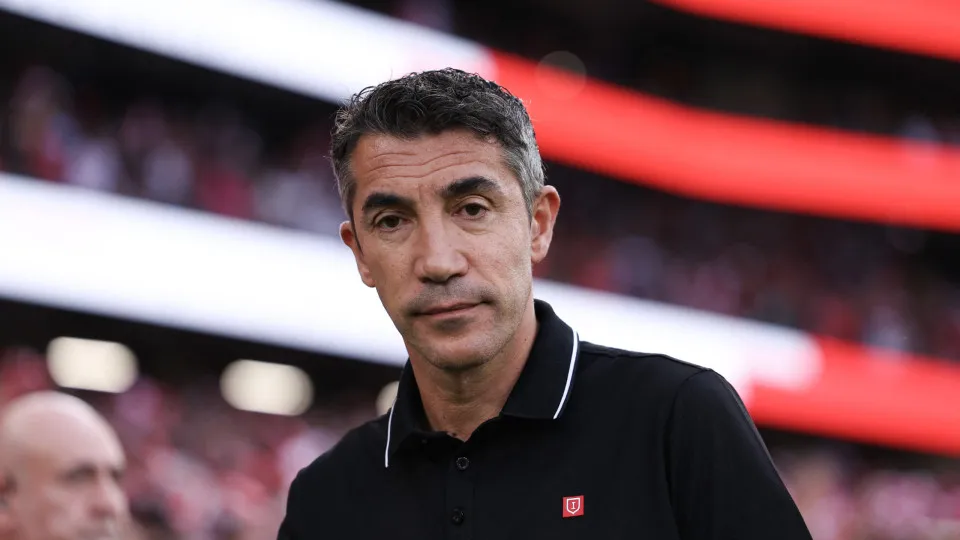 Benfica's Portuguese coach Bruno Lage looks on before the start of the UEFA Champions League 3rd round second leg football match between SL Benfica and OGC Nice at the Luz stadium in Lisbon on August 12, 2025. (Photo by FILIPE AMORIM / AFP) (Photo by FILI