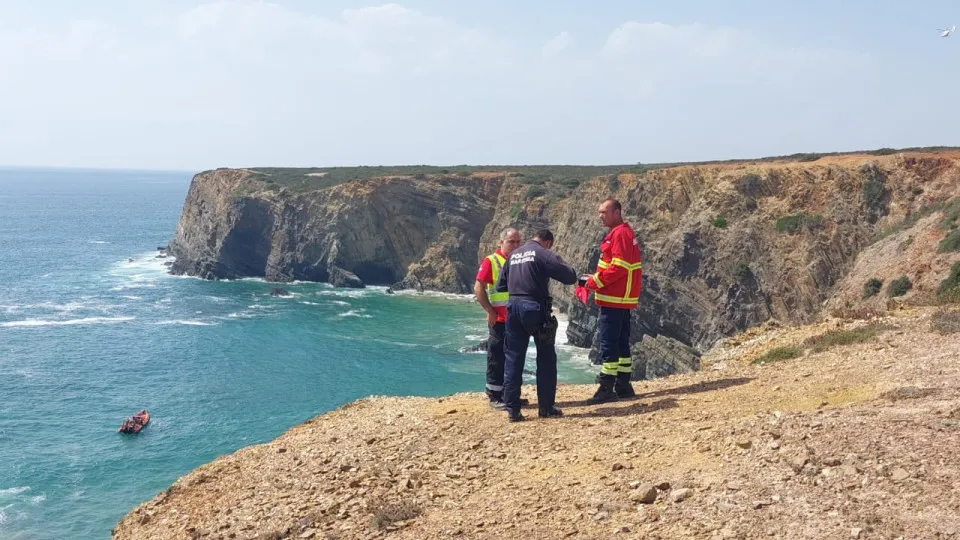 Alemão entra em "dificuldades na água" em Odemira. Populares salvaram-no