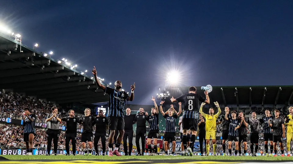 Club's players celebrate after winning the UEFA Champions League 3rd round second leg football match between Club Brugge and RB Salzburg at the Jan Breydel Stadium in Bruges on August 12, 2025. (Photo by BRUNO FAHY / Belga / AFP) / Belgium OUT (Photo by B