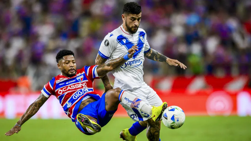 FORTALEZA, BRAZIL - AUGUST 12: Marinho of Fortaleza (L) and Elías Gómez of Velez (R) fight for possession during a Copa CONMEBOL Libertadores 2025 match between Fortaleza and Velez at Castelao Stadium on August 12, 2025 in Fortaleza, Brazil. (Photo by Spo