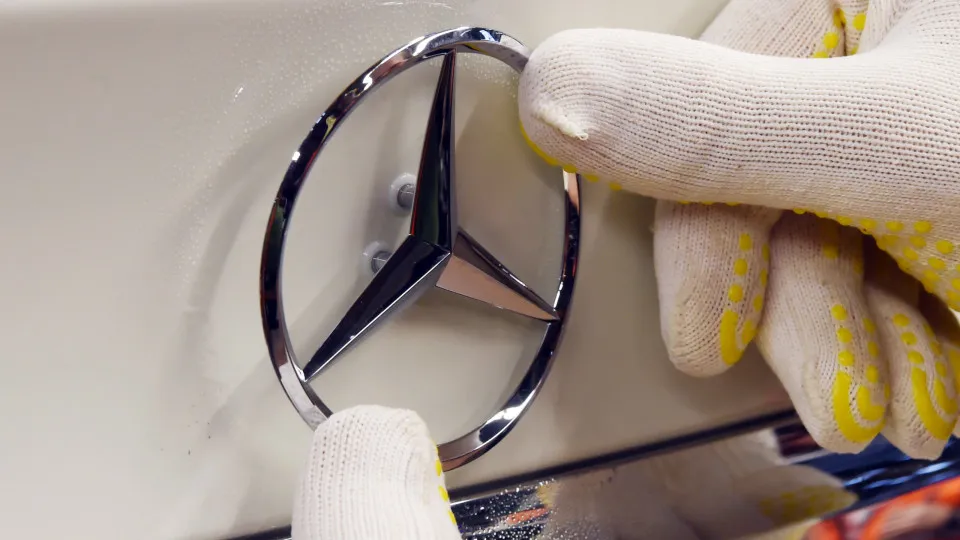 Estrela da Mercedes a ser colocada num GLA.
