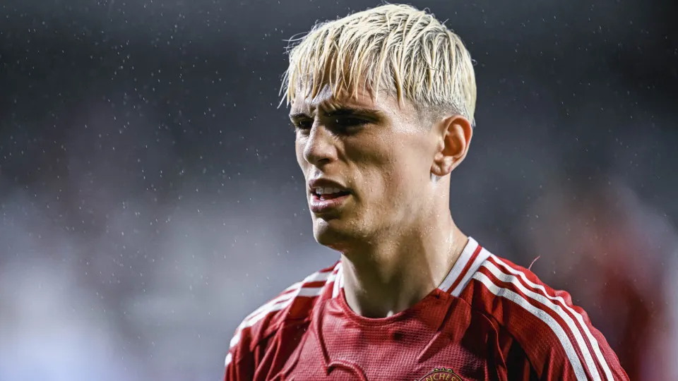 HONG KONG, CHINA - MAY 30: Alejandro Garnacho #17 of Manchester United in action during the postseason friendly match between Manchester United and Hong Kong at Hong Kong Stadium on May 30, 2025 in Hong Kong, China. (Photo by Qin Zhicheng/VCG via Getty Im