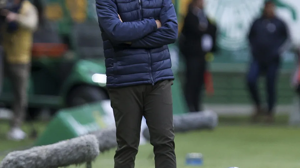 SAO PAULO, BRAZIL - AUGUST 10: Abel Ferreira head coach of Palmeiras looks on during the Brasileirao 2025 match between Palmeiras and Ceara at Allianz Parque on August 10, 2025 in Sao Paulo, Brazil. (Photo by Ricardo Moreira/Getty Images)