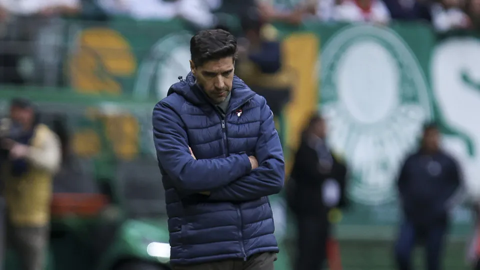 Palmeiras goleia e Abel deixa Leonardo Jardim ainda mais para trás