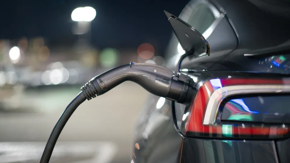Carro elétrico em carregamento