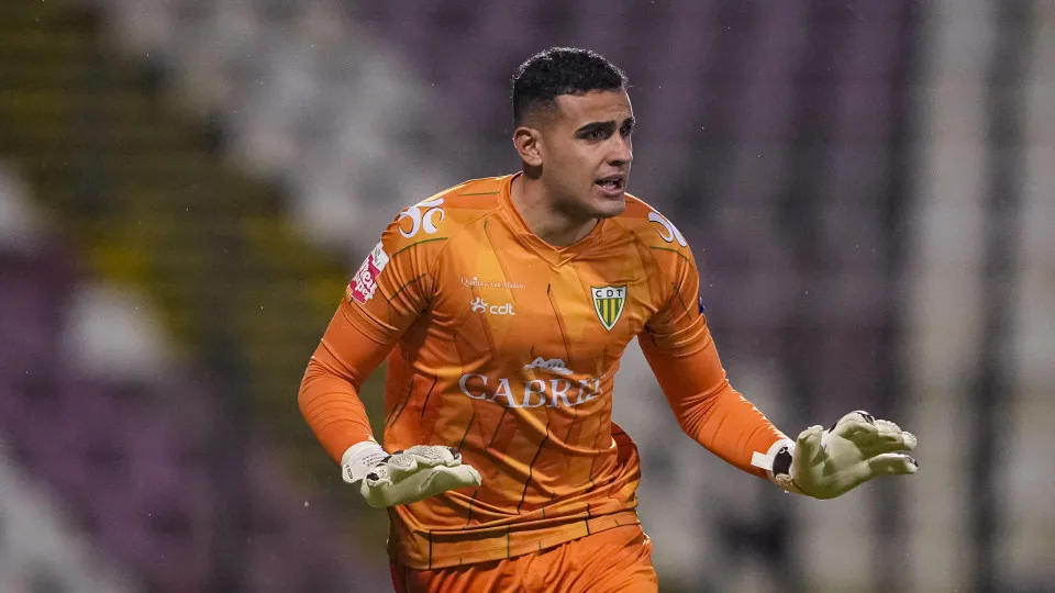 MATOSINHOS, PORTUGAL - MARCH 10: Goalkeeper Bernardo Fontes of CD Tondela in action during the Liga Portugal Meu Super match between Leixões SC and CD Tondela at Estádio do Mar on March 10, 2025 in Matosinhos, Portugal. (Photo by Pedro Loureiro/Eurasia Sp