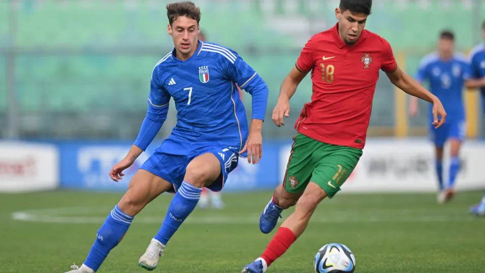 SASSUOLO, ITALY - NOVEMBER 21: Alfonso Silva of Portugal is challenged by Filippo Terraciano of Italy during the Elite League U20 match between Italy and Portugal on November 21, 2023 in Sassuolo, Italy. (Photo by Alessandro Sabattini/Getty Images)