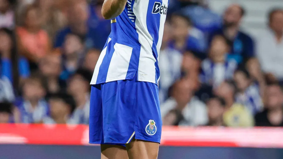 Porto, Portugal - August 11: Jan Bednarek of Porto reacts during the Primeira Liga match between FC Porto and Vitória SC de Guimarães at Estádio do Dragão on August 11, 2025 in Porto, Portugal. (Photo by Fabio Poco/DeFodi Images/DeFodi via Getty Images)