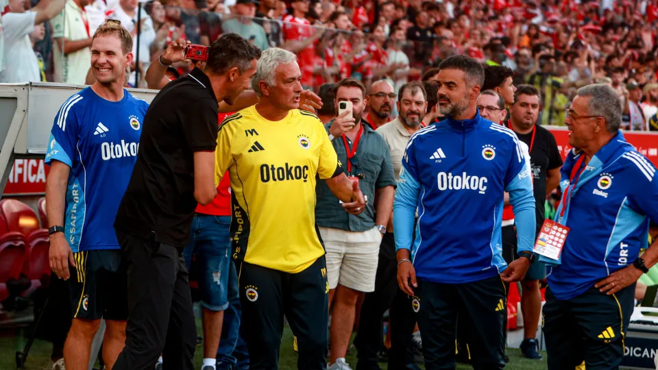 Jose Mourinho, head coach of Fenerbahce, stands with Bruno Lage, head of SL Benfica, during the Pre-Season Friendly Eusebio Cup match between SL Benfica and Fenerbahce SK at Estadio da Luz in Lisbon, Portugal, on July 26, 2025. (Photo by Valter Gouveia/Nu