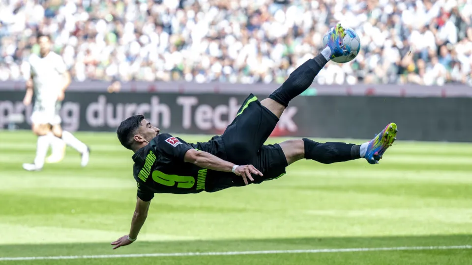 17 May 2025, North Rhine-Westphalia, Mönchengladbach: Soccer: Bundesliga, Borussia Mönchengladbach - VfL Wolfsburg, Matchday 34, Stadion im Borussia-Park: Wolfsburg's Mohamed Amoura attempts a bicycle kick. Photo: David Inderlied/dpa - IMPORTANT NOTE: In 