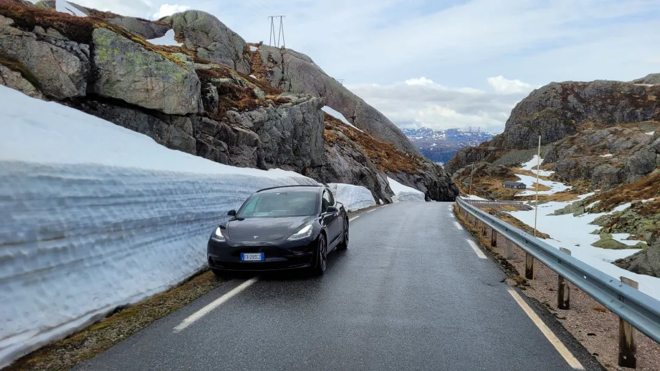 Tesla numa estrada norueguesa no inverno