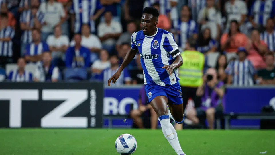 Porto, Portugal - August 11: Zaidu Sanusi of Porto in action during the Primeira Liga match between FC Porto and Vitória SC de Guimarães at Estádio do Dragão on August 11, 2025 in Porto, Portugal. (Photo by Fabio Poco/DeFodi Images/DeFodi via Getty Images