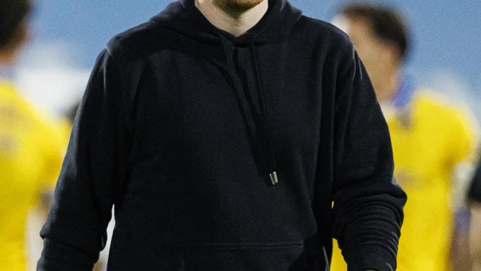 ESTORIL, PORTUGAL - AUGUST 11: Estoril Head Coach Ian Cathro walks in the field during the Primeira Liga match between GD Estoril Praia and CF Estrela da Amadora at Estadio Antonio Coimbra da Mota on August 11, 2025 in Estoril, Portugal. (Photo by Maciej 