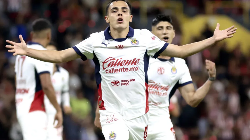 Hugo Guadalajara's forward #58 Hugo Camberos (C) celebrates his team's first goal during the Liga MX Clausura tournament football match between Atlas and Guadalajara at the Jalisco Stadium in Guadalajara, Jalisco state, Mexico on April 19, 2025. (Photo by