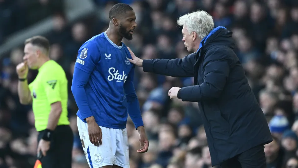 LIVERPOOL, ENGLAND - FEBRUARY 01: David Moyes, Manager of Everton, talks to Beto during the Premier League match between Everton FC and Leicester City FC at Goodison Park on February 01, 2025 in Liverpool, England. (Photo by Gareth Copley/Getty Images)