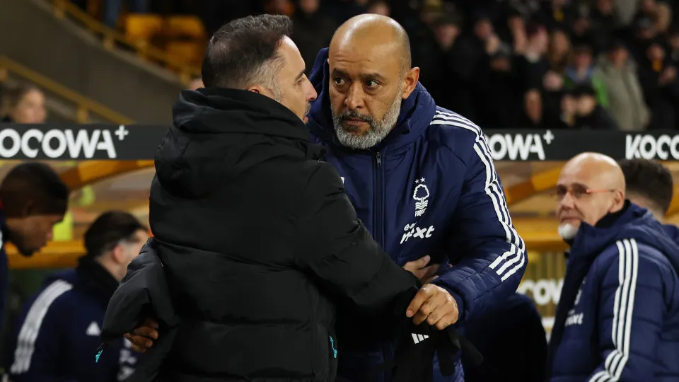 WOLVERHAMPTON, ENGLAND - JANUARY 06: Vitor Pereira, Manager of Wolverhampton Wanderers, interacts with Nuno Espirito Santo, Manager of Nottingham Forest, prior to the Premier League match between Wolverhampton Wanderers FC and Nottingham Forest FC at Moli