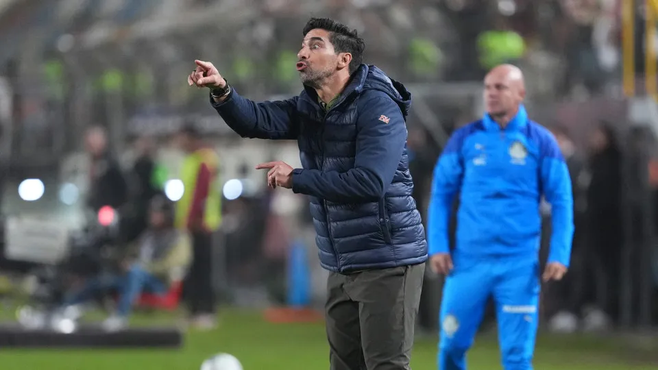 LIMA, PERU - AUGUST 14: Head coach Abel Ferreira of Palmeiras gestures during the first leg of the CONMEBOL Libertadores Round of 16 match between Universitario and Palmeiras at Estadio Monumental U Marathon on August 14, 2025 in Lima, Peru. (Photo by Rau
