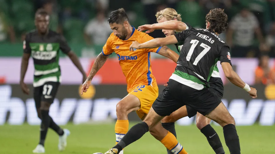 LISBON, PORTUGAL - AUGUST 31: Alan Varela of FC Porto (L) is challenged by Morten Hjulmand and Francisco Trincão of Sporting (R) during the match between Sporting CP and FC Porto at Estadio Jose Alvalade on August 31, 2024 in Lisbon, Portugal. (Photo by P