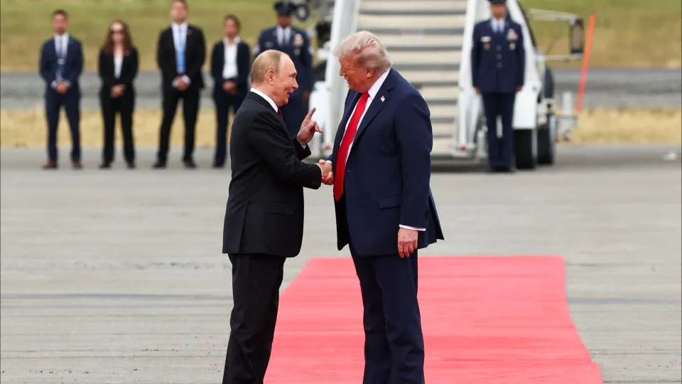Kremlin diz estar a trabalhar em organização de cimeira Putin-Trump